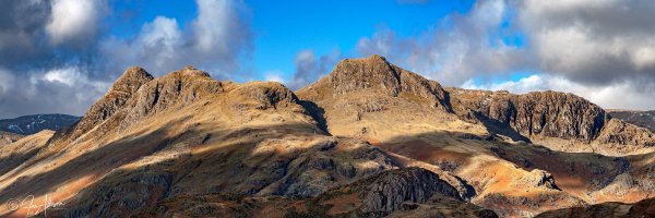 Well now, here's a wonderful photograph of the Langdale Pikes and Pavey Ark from a much closer viewpoint than normally seen. This was captured on my Canon EOS5d Mk11/Canon EF24-105L IS USM Lens at 105mm. I really rather like this one, what do you think...?