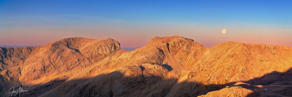 Scafell and Scafell Pike as the sun rises and the moon sets simultaneously. This was quite some morning, well worth the 4am start to be on the summit of Bowfell for first light.
